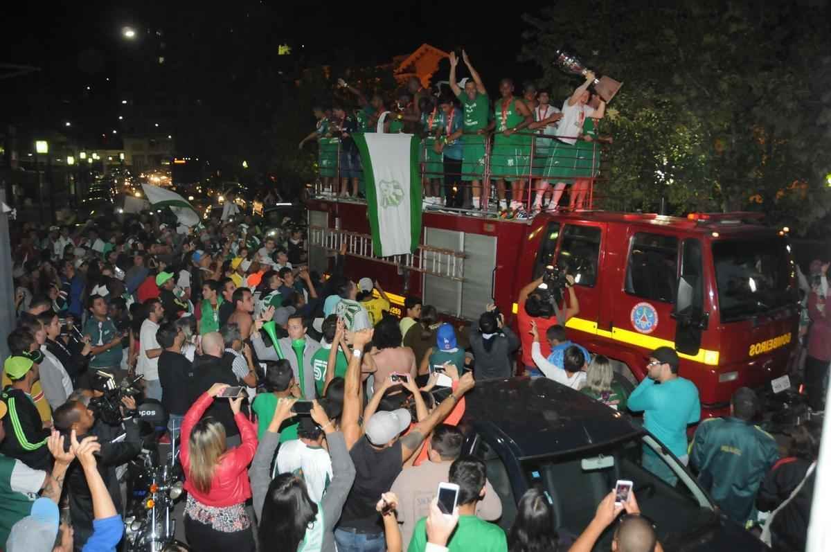 Mais de duas mil pessoas, segundo a Polcia Militar, recepcionaram a equipe da Caldense em Poos de Caldas, na noite deste domingo, mesmo com a derrota para o Atltico na final do Campeonato Mineiro, em Varginha. A populao local fez festa para os campees do interior e gritou 'time de guerreiros'. Atletas, comisso tcnica e diretoria desfilaram em carro do Corpo de Bombeiros pelas ruas da cidade e depois se dirigiram  Praa Pedro Sanches, onde foram saudados em palanque e tambm agradeceram o apoio incondicional dos poos-caldenses.