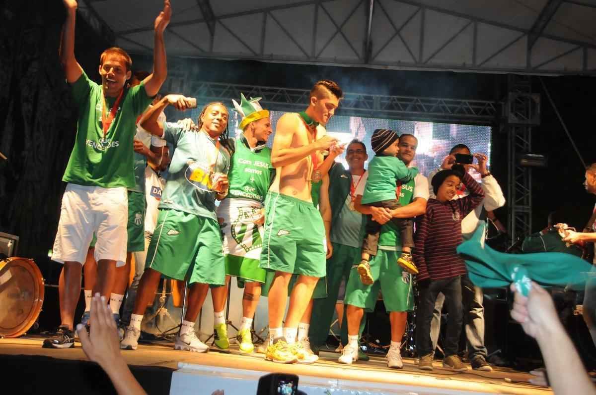 Mais de duas mil pessoas, segundo a Polcia Militar, recepcionaram a equipe da Caldense em Poos de Caldas, na noite deste domingo, mesmo com a derrota para o Atltico na final do Campeonato Mineiro, em Varginha. A populao local fez festa para os campees do interior e gritou 'time de guerreiros'. Atletas, comisso tcnica e diretoria desfilaram em carro do Corpo de Bombeiros pelas ruas da cidade e depois se dirigiram  Praa Pedro Sanches, onde foram saudados em palanque e tambm agradeceram o apoio incondicional dos poos-caldenses.