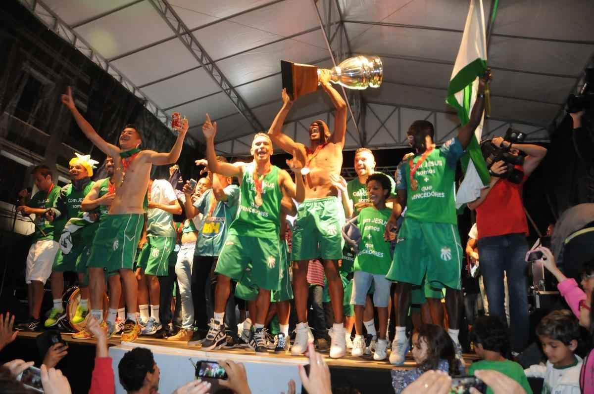 Mais de duas mil pessoas, segundo a Polcia Militar, recepcionaram a equipe da Caldense em Poos de Caldas, na noite deste domingo, mesmo com a derrota para o Atltico na final do Campeonato Mineiro, em Varginha. A populao local fez festa para os campees do interior e gritou 'time de guerreiros'. Atletas, comisso tcnica e diretoria desfilaram em carro do Corpo de Bombeiros pelas ruas da cidade e depois se dirigiram  Praa Pedro Sanches, onde foram saudados em palanque e tambm agradeceram o apoio incondicional dos poos-caldenses.