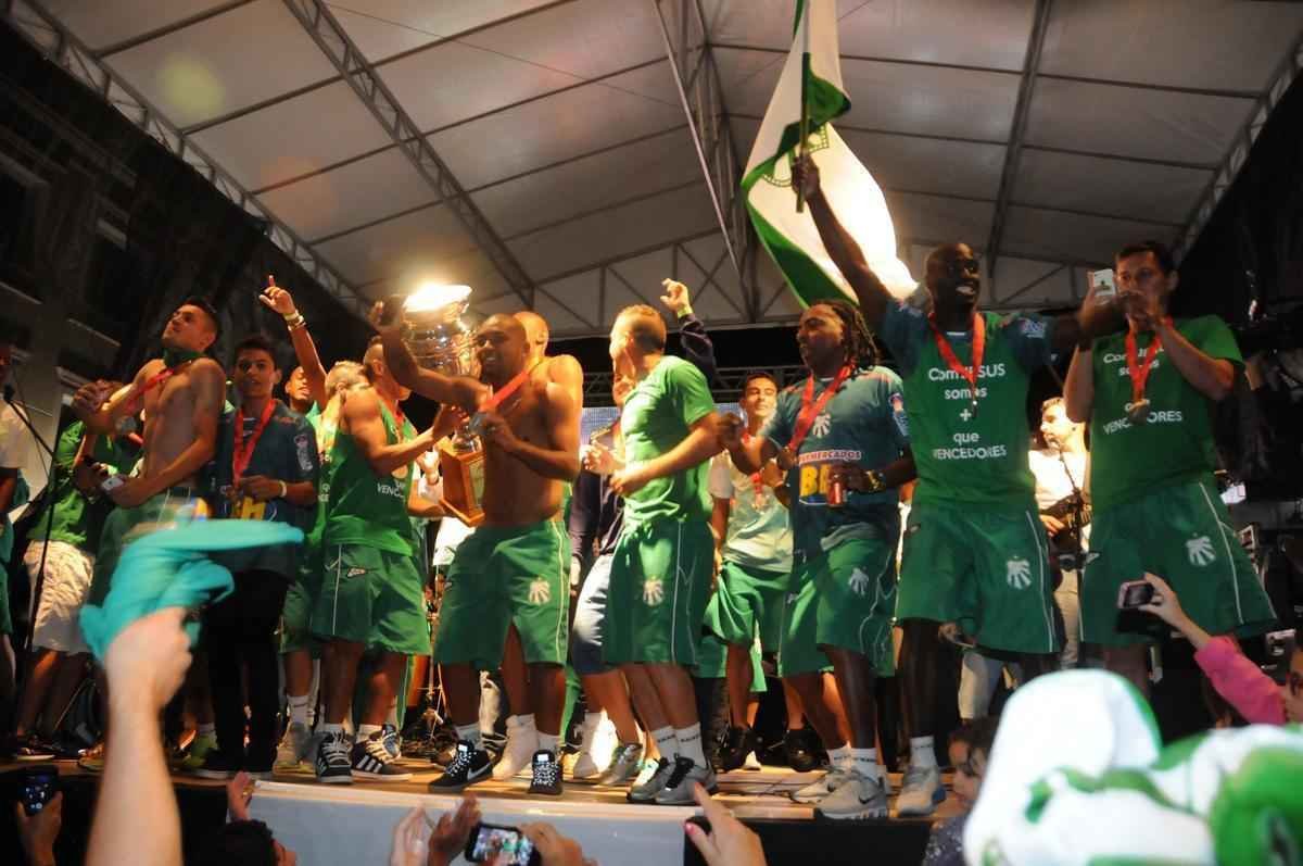 Mais de duas mil pessoas, segundo a Polcia Militar, recepcionaram a equipe da Caldense em Poos de Caldas, na noite deste domingo, mesmo com a derrota para o Atltico na final do Campeonato Mineiro, em Varginha. A populao local fez festa para os campees do interior e gritou 'time de guerreiros'. Atletas, comisso tcnica e diretoria desfilaram em carro do Corpo de Bombeiros pelas ruas da cidade e depois se dirigiram  Praa Pedro Sanches, onde foram saudados em palanque e tambm agradeceram o apoio incondicional dos poos-caldenses.