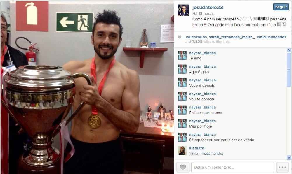 Dtolo posou com o trofu do Campeonato Mineiro