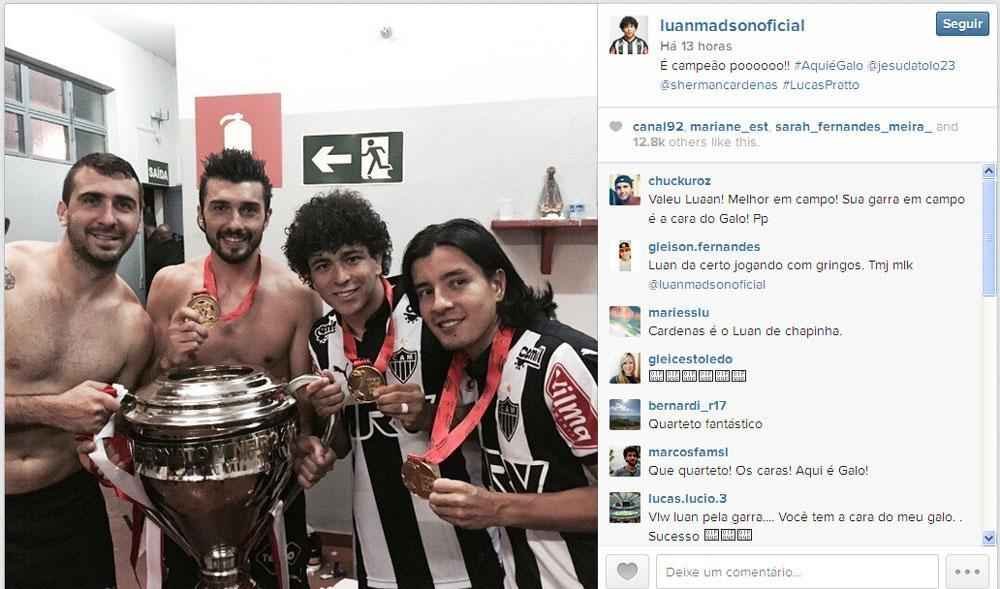 Luan posou com Pratto, Dtolo, Crdenas e a cobiada taa do Campeonato Mineiro