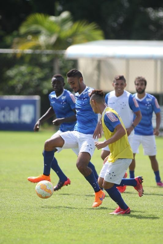 Marcelo Oliveira orienta atividade na Toca da Raposa II com retorno de Leandro Damio, recuperado de leso na coxa esquerda 