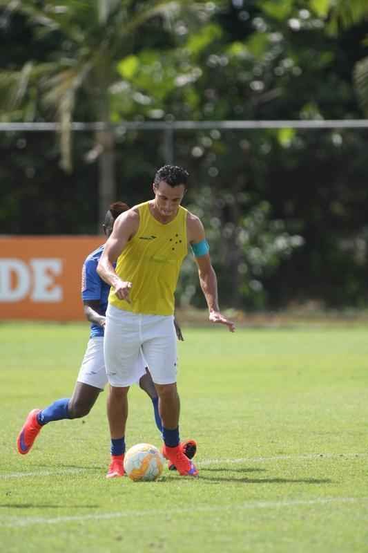 Marcelo Oliveira orienta atividade na Toca da Raposa II com retorno de Leandro Damio, recuperado de leso na coxa esquerda 