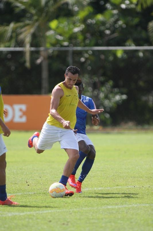 Marcelo Oliveira orienta atividade na Toca da Raposa II com retorno de Leandro Damio, recuperado de leso na coxa esquerda 