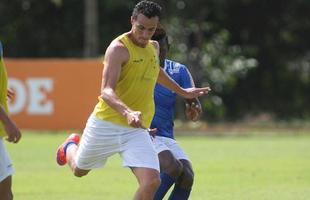 Marcelo Oliveira orienta atividade na Toca da Raposa II com retorno de Leandro Damio, recuperado de leso na coxa esquerda 