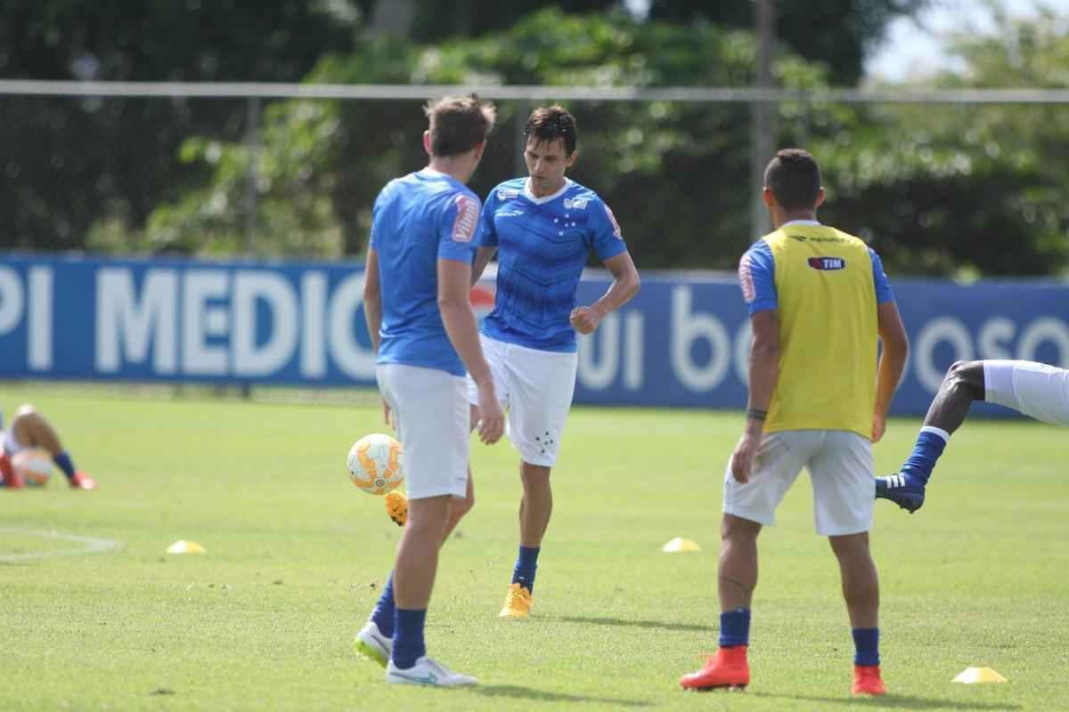 Marcelo Oliveira orienta atividade na Toca da Raposa II com retorno de Leandro Damio, recuperado de leso na coxa esquerda 