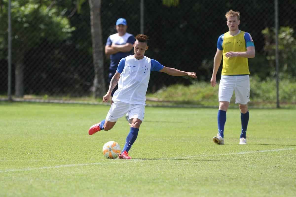 Marcelo Oliveira orienta atividade na Toca da Raposa II com retorno de Leandro Damio, recuperado de leso na coxa esquerda 