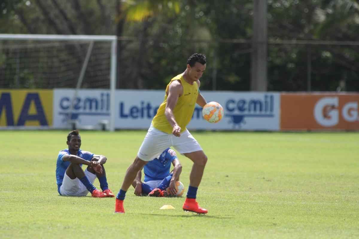 Marcelo Oliveira orienta atividade na Toca da Raposa II com retorno de Leandro Damio, recuperado de leso na coxa esquerda 