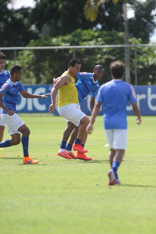 Marcelo Oliveira orienta atividade na Toca da Raposa II com retorno de Leandro Damio, recuperado de leso na coxa esquerda 