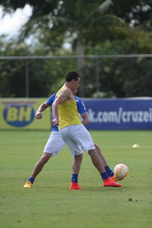 Marcelo Oliveira orienta atividade na Toca da Raposa II com retorno de Leandro Damio, recuperado de leso na coxa esquerda 