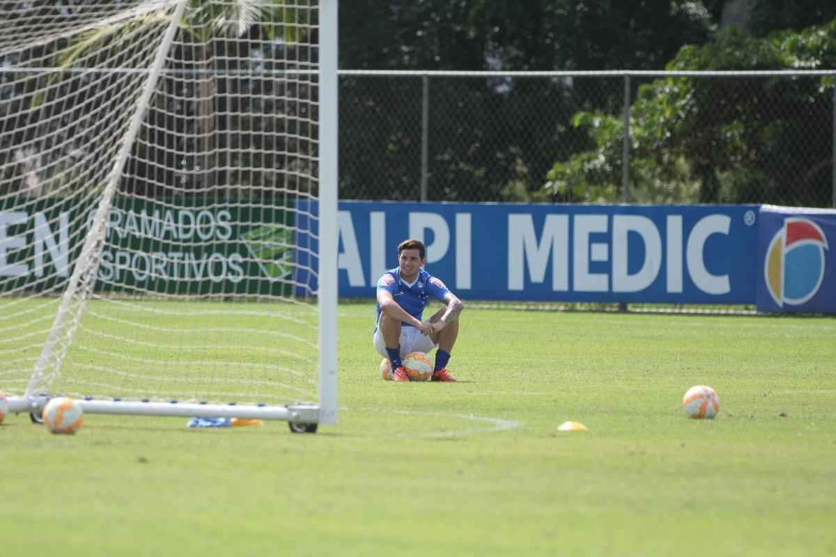 Marcelo Oliveira orienta atividade na Toca da Raposa II com retorno de Leandro Damio, recuperado de leso na coxa esquerda 