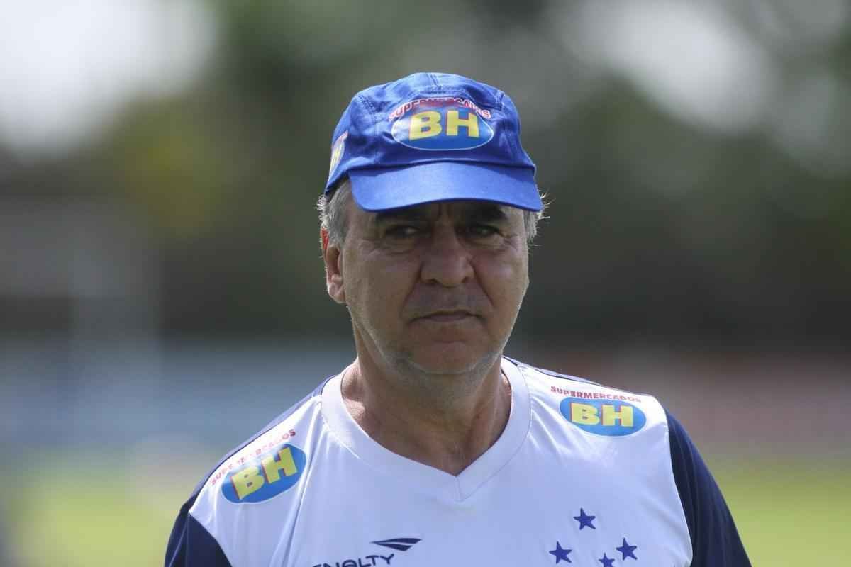 Marcelo Oliveira orienta atividade na Toca da Raposa II com retorno de Leandro Damio, recuperado de leso na coxa esquerda 