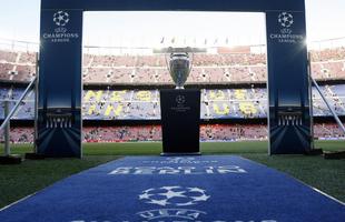 Trofu 'orelhudo' da Liga dos Campees exibido no Camp Nou antes do duelo