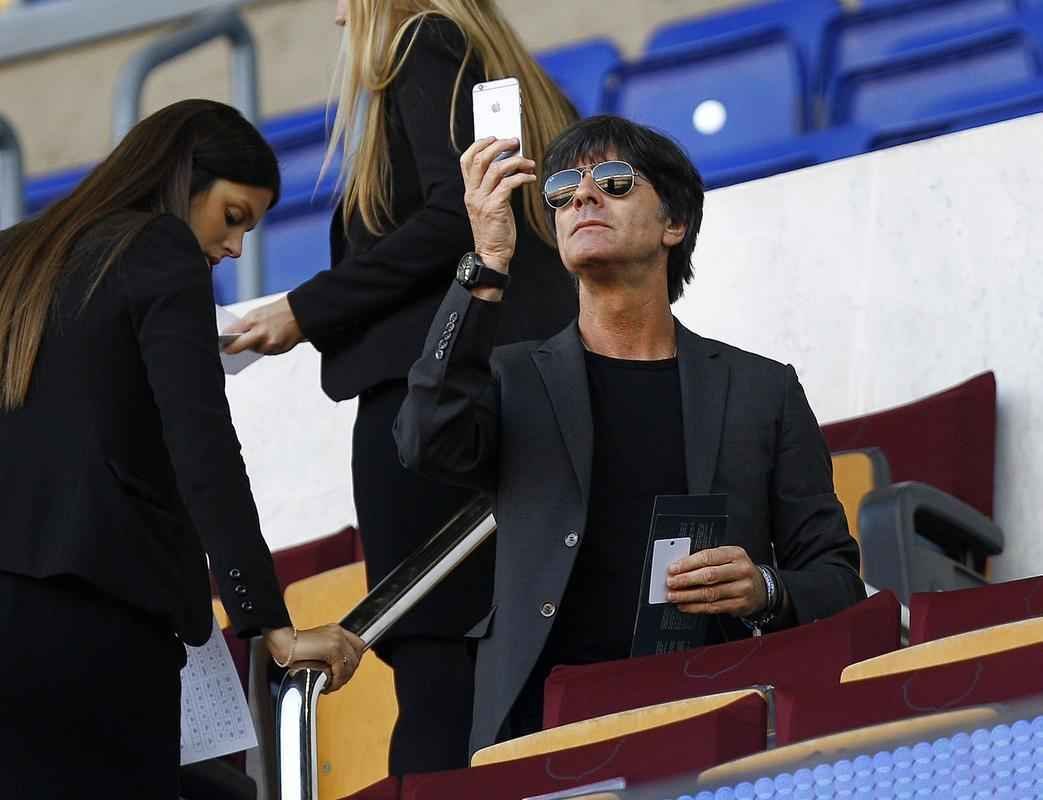 Tcnico da Seleo Alem, Joachim Low, tira foto do Camp Nou antes do confronto