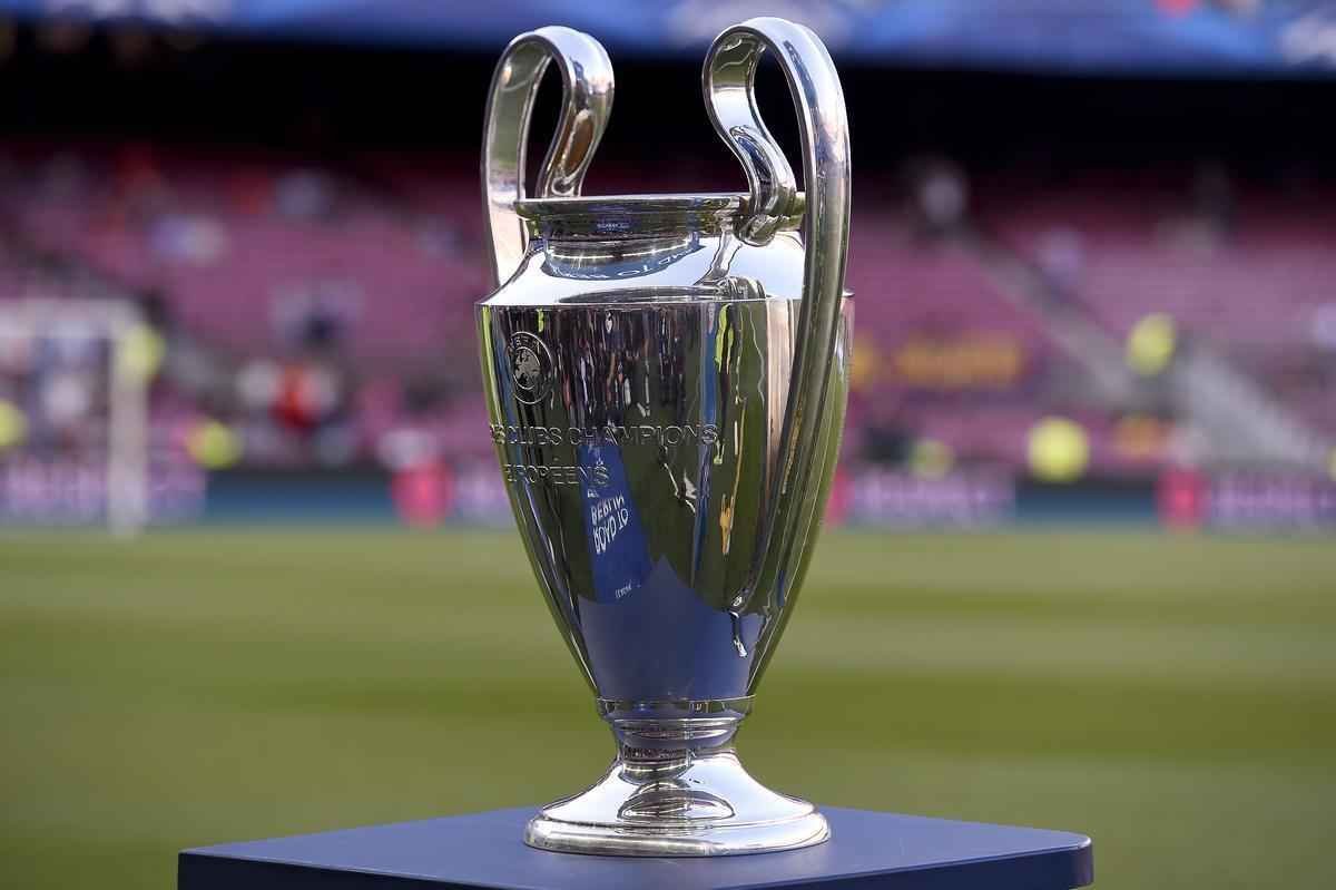 Trofu 'orelhudo' da Liga dos Campees exibido no Camp Nou antes do duelo
