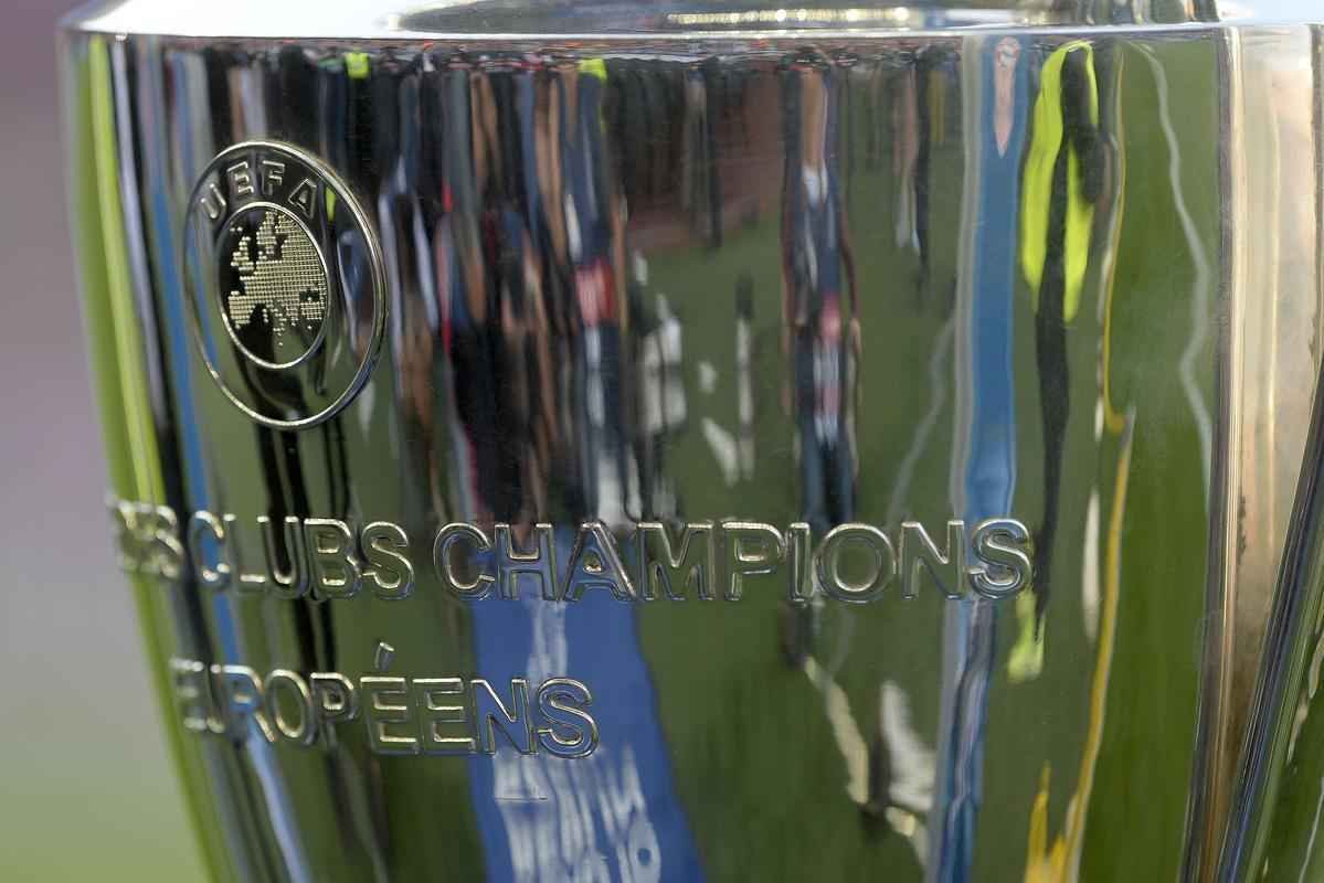 Trofu 'orelhudo' da Liga dos Campees exibido no Camp Nou antes do duelo