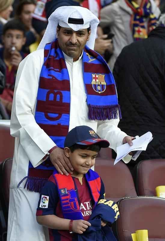 Torcedores do Barcelona, em trajes rabes