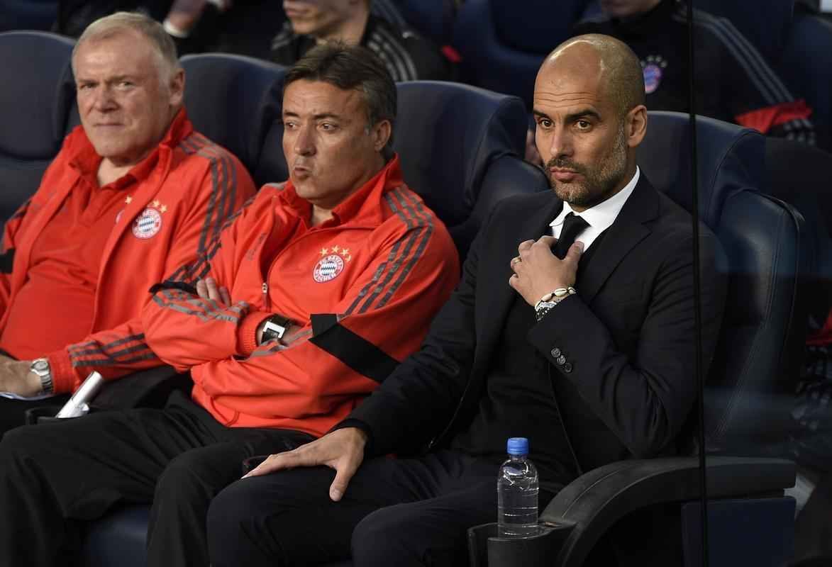 Pep Guardiola no banco de reservas