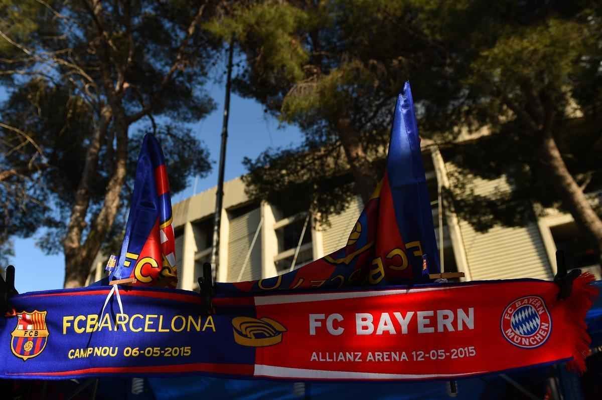 Faixas vendidas do lado de fora do Camp Nou
