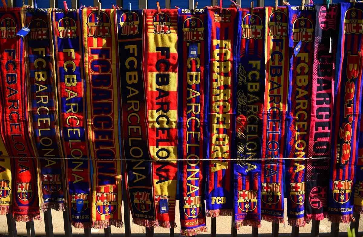 Faixas vendidas do lado de fora do Camp Nou