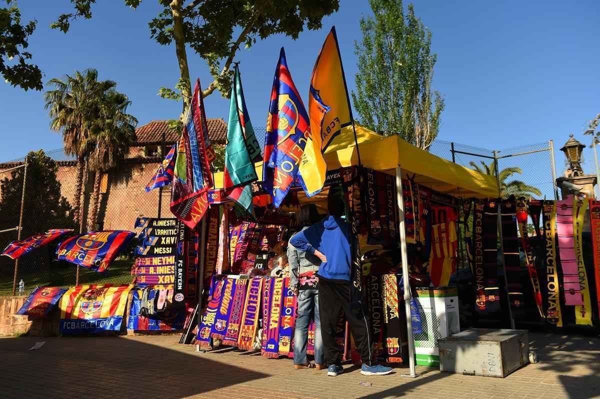 Objetos vendidos do lado de fora do Camp Nou