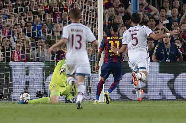 Atacante do Barcelona tocou rasteiro, no canto esquerdo de Neuer, do Bayern de Munique