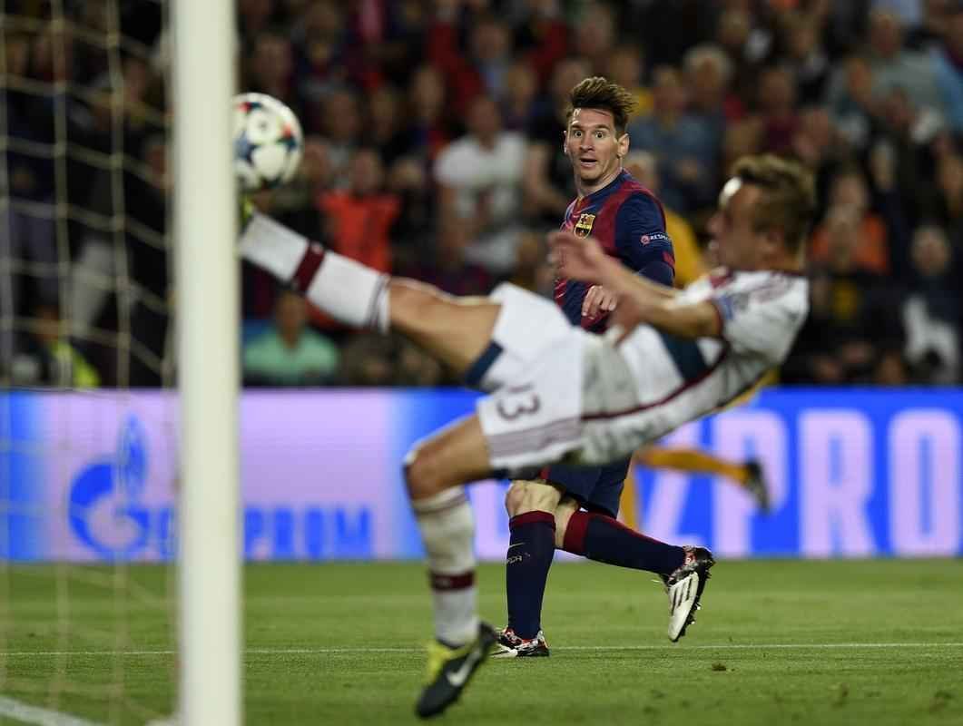 Segundo gol de Messi, marcado de cobertura sobre Neuer e com Rafinha jogado s redes