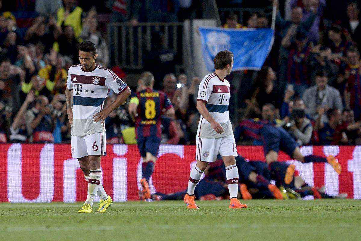 Reaes de jogadores do tcnico Pep Guardiola, do Bayern, aps a derrota por 3 a 0 para o Bara