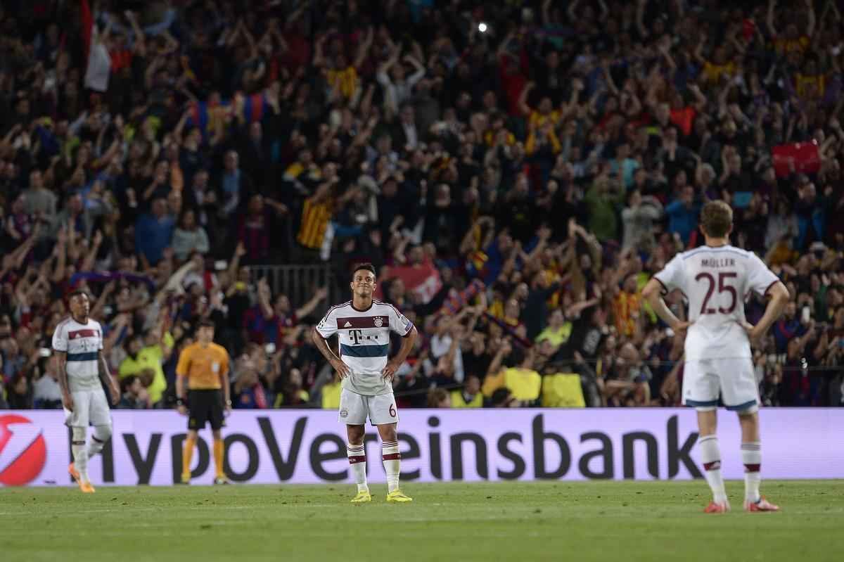 Reaes de jogadores do tcnico Pep Guardiola, do Bayern, aps a derrota por 3 a 0 para o Bara