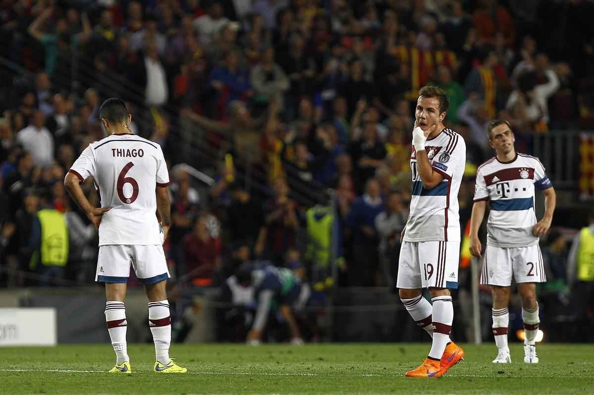 Reaes de jogadores do tcnico Pep Guardiola, do Bayern, aps a derrota por 3 a 0 para o Bara