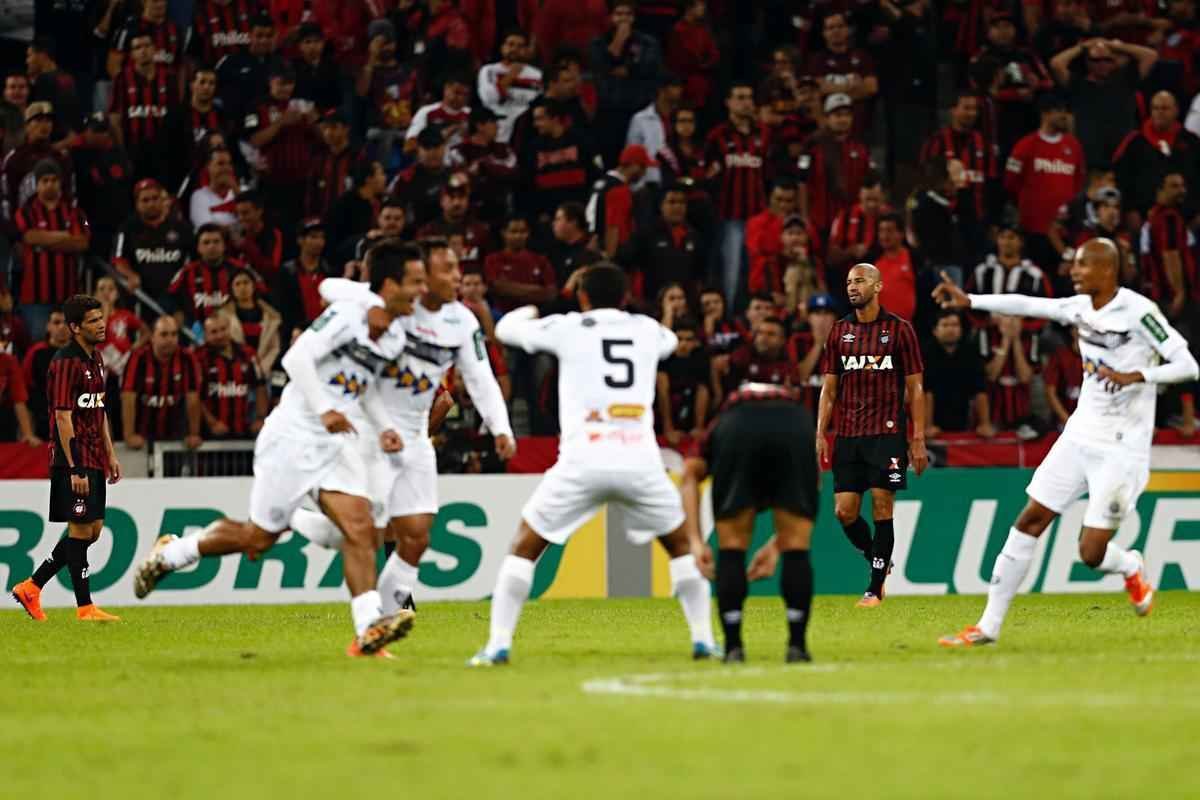 Tupi  derrotado pelo Atltico-PR por 2 a 1 em Curitiba, mas avana na Copa do Brasil