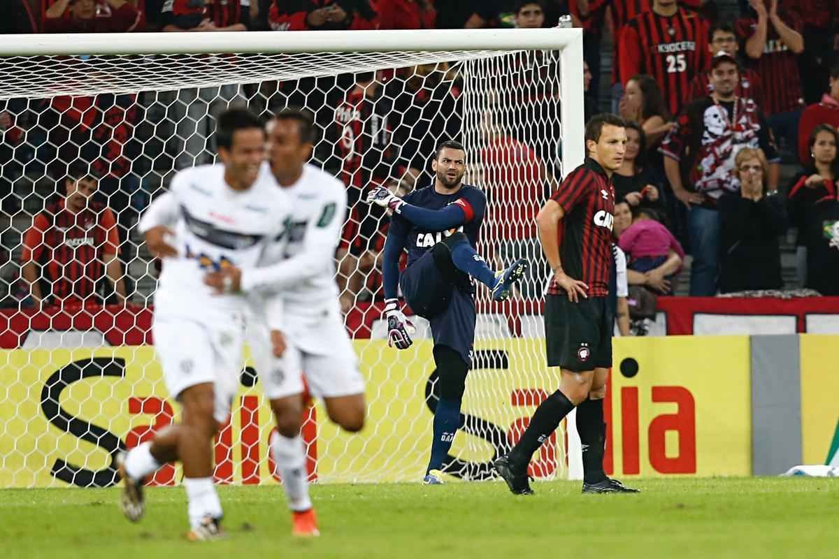 Tupi  derrotado pelo Atltico-PR por 2 a 1 em Curitiba, mas avana na Copa do Brasil