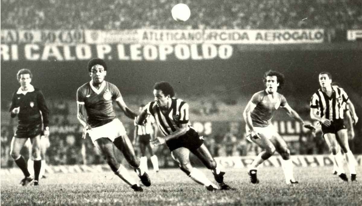 Exemplo da semifinal de 1980: Atltico e Internacional j se enfrentaram em outros mata-matas. Em 1980, pela semifinal do Campeonato Brasileiro, o Galo tambm empatou o jogo de ida em casa, mas por 1 a 1. Em Porto Alegre, o Alvinegro, de Cerezo, der e Reinaldo, aplicou 3 a 0 no Colorado, que tinha Falco, Mrio Srgio e Batista.