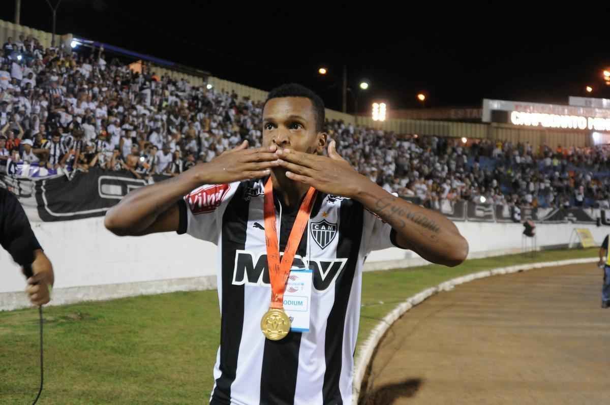 Novas opes ofensivas: passada a fase de classificao da Libertadores, o tcnico Levir Culpi ganhou  alternativas para o ataque. Thiago Ribeiro foi inscrito pelo clube. O centroavante J, 'esquecido' no grupo, foi recuperado na final do Mineiro e fez o gol do ttulo. J o armador Giovanni Augusto retirou a ao contra o Galo na Justia, renovou o contrato e entrou nos planos de Levir.