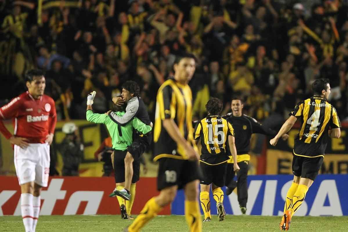 Inter caiu em casa recentemente: na ltima vez que decidiu um mata-mata da Copa Libertadores em casa, o Colorado acabou eliminado. Na edio de 2011, a equipe gacha empatou com o Pearol por 1 a 1 fora de casa e acabou derrotada por 2 a 1, de virada, no Beira-Rio. J em 2012, o Internacional tambm foi eliminado nas oitavas de final.