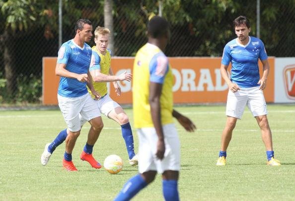 Tcnico Marcelo Oliveira fez um treino ttico fechado na Toca da Raposa II e no mostrou o time que enfrentar o So Paulo. Jornalistas acompanharam apenas atividade recreativa.