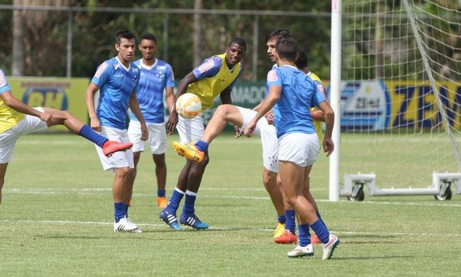 Tcnico Marcelo Oliveira fez um treino ttico fechado na Toca da Raposa II e no mostrou o time que enfrentar o So Paulo. Jornalistas acompanharam apenas atividade recreativa.