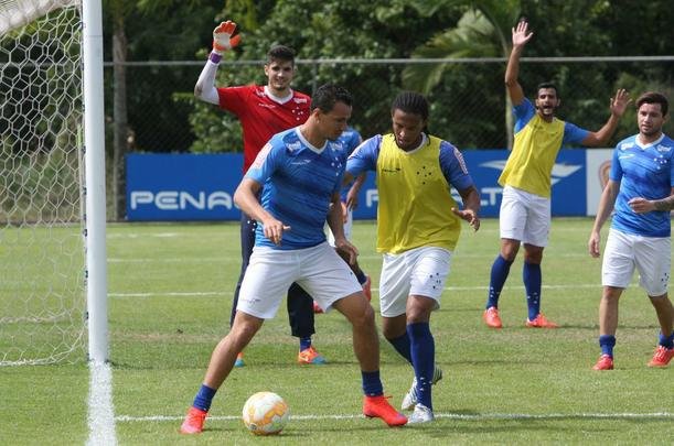 Tcnico Marcelo Oliveira fez um treino ttico fechado na Toca da Raposa II e no mostrou o time que enfrentar o So Paulo. Jornalistas acompanharam apenas atividade recreativa.