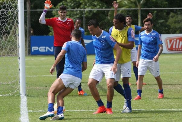 Tcnico Marcelo Oliveira fez um treino ttico fechado na Toca da Raposa II e no mostrou o time que enfrentar o So Paulo. Jornalistas acompanharam apenas atividade recreativa.