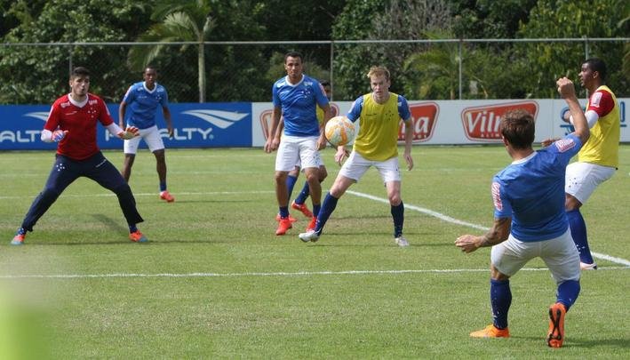 Tcnico Marcelo Oliveira fez um treino ttico fechado na Toca da Raposa II e no mostrou o time que enfrentar o So Paulo. Jornalistas acompanharam apenas atividade recreativa.