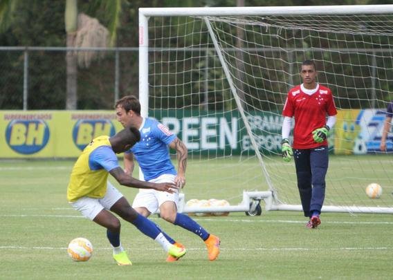 Tcnico Marcelo Oliveira fez um treino ttico fechado na Toca da Raposa II e no mostrou o time que enfrentar o So Paulo. Jornalistas acompanharam apenas atividade recreativa.