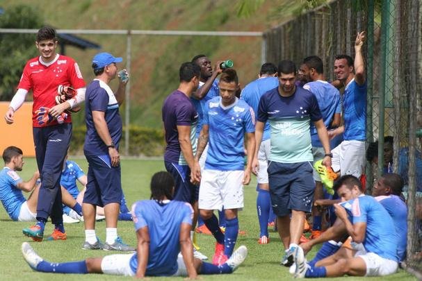 Tcnico Marcelo Oliveira fez um treino ttico fechado na Toca da Raposa II e no mostrou o time que enfrentar o So Paulo. Jornalistas acompanharam apenas atividade recreativa.
