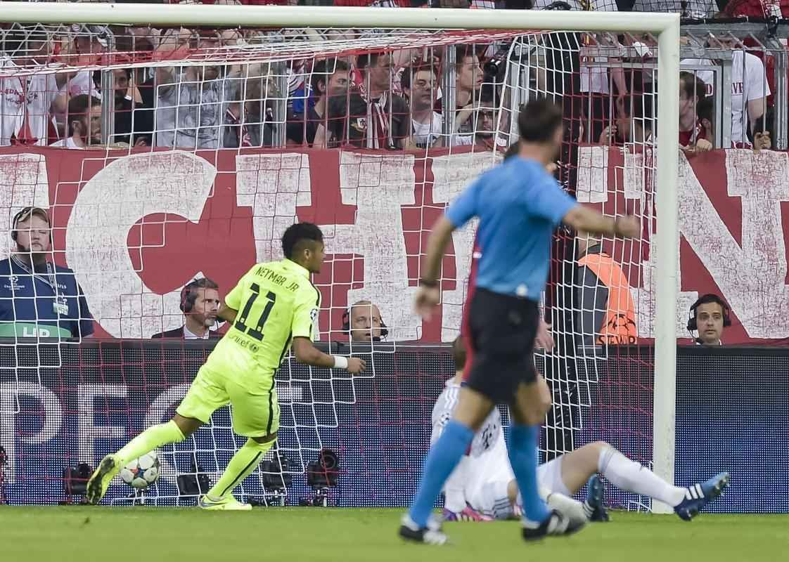 Segundo gol de Neymar sobre o Bayern na derrota por 3 a 2, em Munique, no jogo de volta das semifinais da Liga dos Campees. No primeiro duelo, no Camp Nou, Barcelona havia goleado alemes por 3 a 0