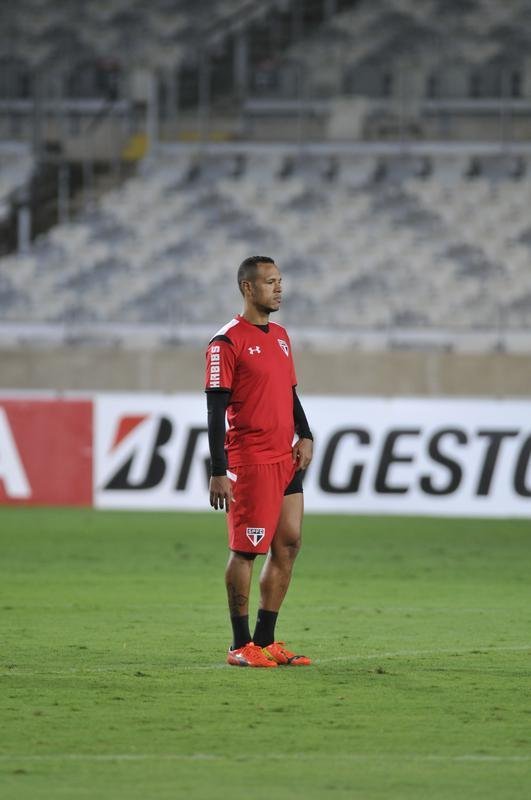 So Paulo fez treino de reconhecimento do gramado do Mineiro nesta tera-feira  noite. Grande parte da atividade foi fechada  imprensa. Jornalistas tiveram acesso apenas ao racho, tradicional pelada que encerra a preparao. Tricolor encara o Cruzeiro nesta quarta, s 19h30, e precisa de um empate para avanar s quartas de final da Copa Libertadores. O meia Michel Bastos, o zagueiro Dria, o volante Hudson e o atacante Luis Fabiano voltam a ficar  disposio do tcnico Milton Cruz. No duelo de ida, no Morumbi, paulistas venceram por 1 a 0.