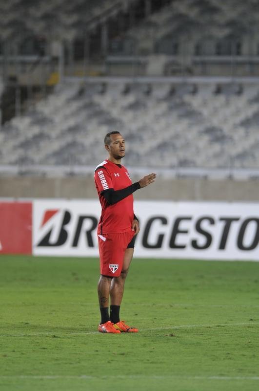 So Paulo fez treino de reconhecimento do gramado do Mineiro nesta tera-feira  noite. Grande parte da atividade foi fechada  imprensa. Jornalistas tiveram acesso apenas ao racho, tradicional pelada que encerra a preparao. Tricolor encara o Cruzeiro nesta quarta, s 19h30, e precisa de um empate para avanar s quartas de final da Copa Libertadores. O meia Michel Bastos, o zagueiro Dria, o volante Hudson e o atacante Luis Fabiano voltam a ficar  disposio do tcnico Milton Cruz. No duelo de ida, no Morumbi, paulistas venceram por 1 a 0.