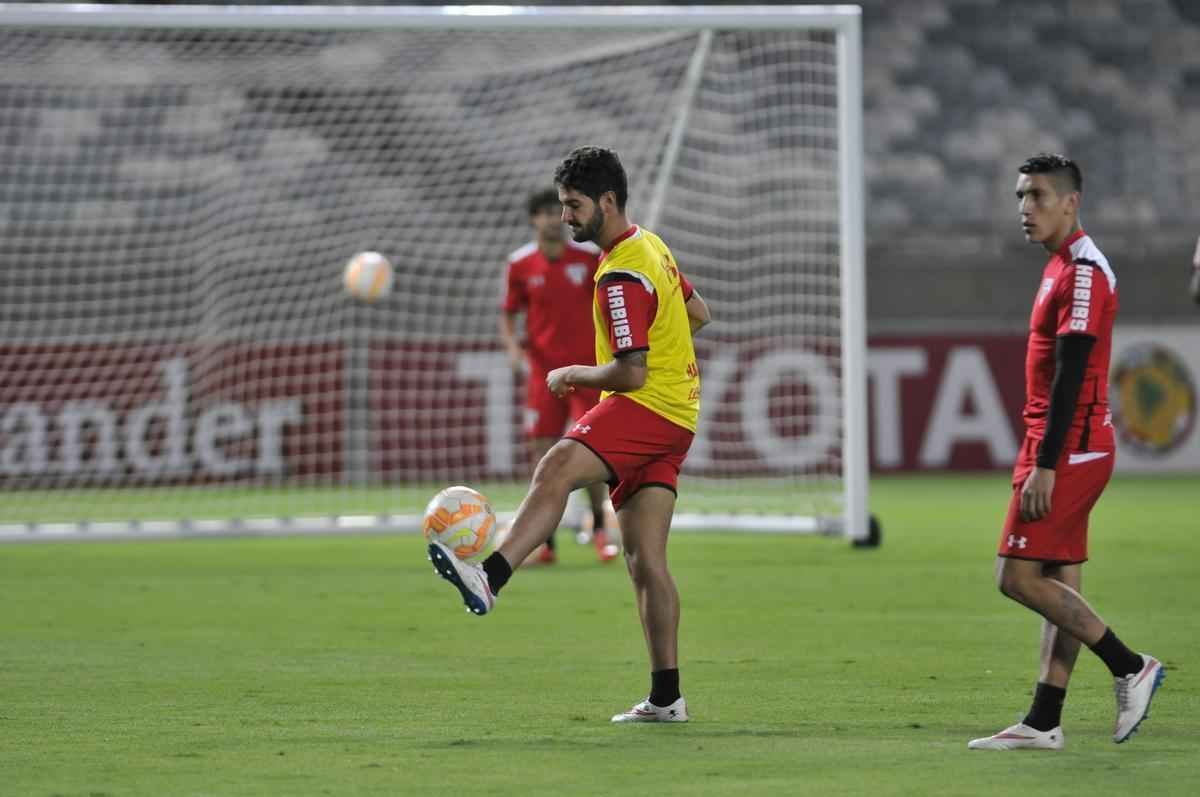 So Paulo fez treino de reconhecimento do gramado do Mineiro nesta tera-feira  noite. Grande parte da atividade foi fechada  imprensa. Jornalistas tiveram acesso apenas ao racho, tradicional pelada que encerra a preparao. Tricolor encara o Cruzeiro nesta quarta, s 19h30, e precisa de um empate para avanar s quartas de final da Copa Libertadores. O meia Michel Bastos, o zagueiro Dria, o volante Hudson e o atacante Luis Fabiano voltam a ficar  disposio do tcnico Milton Cruz. No duelo de ida, no Morumbi, paulistas venceram por 1 a 0.