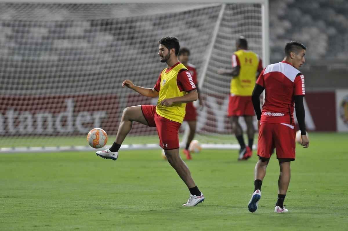 So Paulo fez treino de reconhecimento do gramado do Mineiro nesta tera-feira  noite. Grande parte da atividade foi fechada  imprensa. Jornalistas tiveram acesso apenas ao racho, tradicional pelada que encerra a preparao. Tricolor encara o Cruzeiro nesta quarta, s 19h30, e precisa de um empate para avanar s quartas de final da Copa Libertadores. O meia Michel Bastos, o zagueiro Dria, o volante Hudson e o atacante Luis Fabiano voltam a ficar  disposio do tcnico Milton Cruz. No duelo de ida, no Morumbi, paulistas venceram por 1 a 0.
