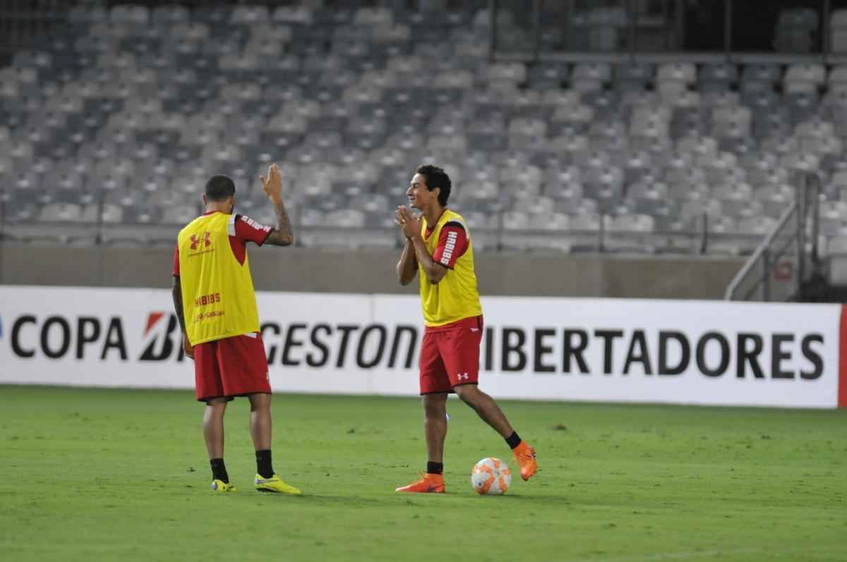 So Paulo fez treino de reconhecimento do gramado do Mineiro nesta tera-feira  noite. Grande parte da atividade foi fechada  imprensa. Jornalistas tiveram acesso apenas ao racho, tradicional pelada que encerra a preparao. Tricolor encara o Cruzeiro nesta quarta, s 19h30, e precisa de um empate para avanar s quartas de final da Copa Libertadores. O meia Michel Bastos, o zagueiro Dria, o volante Hudson e o atacante Luis Fabiano voltam a ficar  disposio do tcnico Milton Cruz. No duelo de ida, no Morumbi, paulistas venceram por 1 a 0.