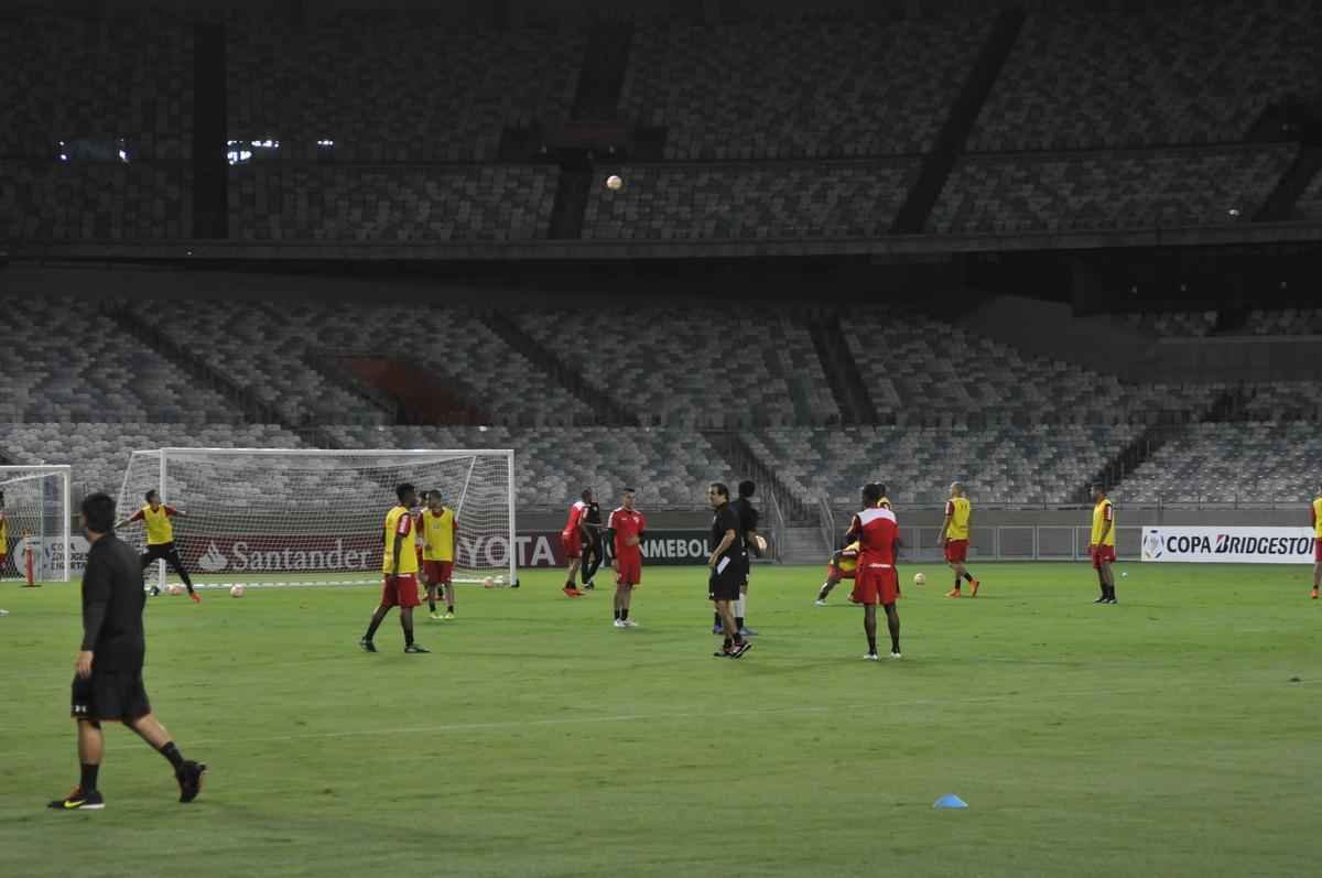 So Paulo fez treino de reconhecimento do gramado do Mineiro nesta tera-feira  noite. Grande parte da atividade foi fechada  imprensa. Jornalistas tiveram acesso apenas ao racho, tradicional pelada que encerra a preparao. Tricolor encara o Cruzeiro nesta quarta, s 19h30, e precisa de um empate para avanar s quartas de final da Copa Libertadores. O meia Michel Bastos, o zagueiro Dria, o volante Hudson e o atacante Luis Fabiano voltam a ficar  disposio do tcnico Milton Cruz. No duelo de ida, no Morumbi, paulistas venceram por 1 a 0.